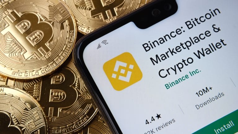 Aplicativo Binance sobre pilha de Bitcoins