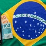 Aplicativo do PIX, notas de Real brasileiro e bandeira do Brasil