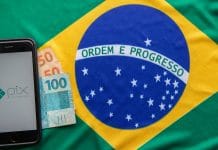 Aplicativo do PIX, notas de Real brasileiro e bandeira do Brasil