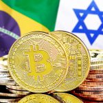 Bandeira do Brasil e de Israel com pilhas de Bitcoin