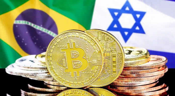 Bandeira do Brasil e de Israel com pilhas de Bitcoin