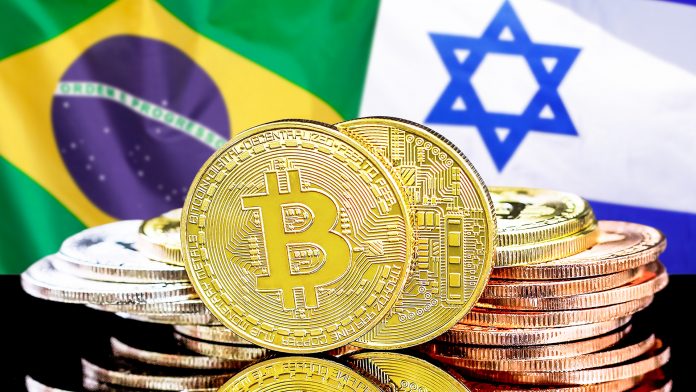 Bandeira do Brasil e de Israel com pilhas de Bitcoin