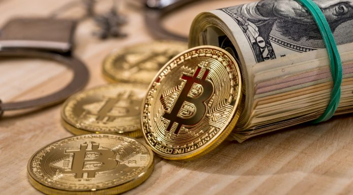 Bitcoin, algemas e Dólar em sinal de apreensão de valores