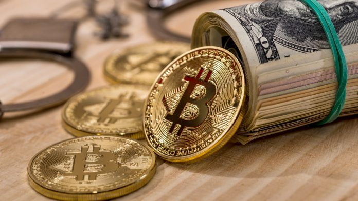 Bitcoin, algemas e Dólar em sinal de apreensão de valores