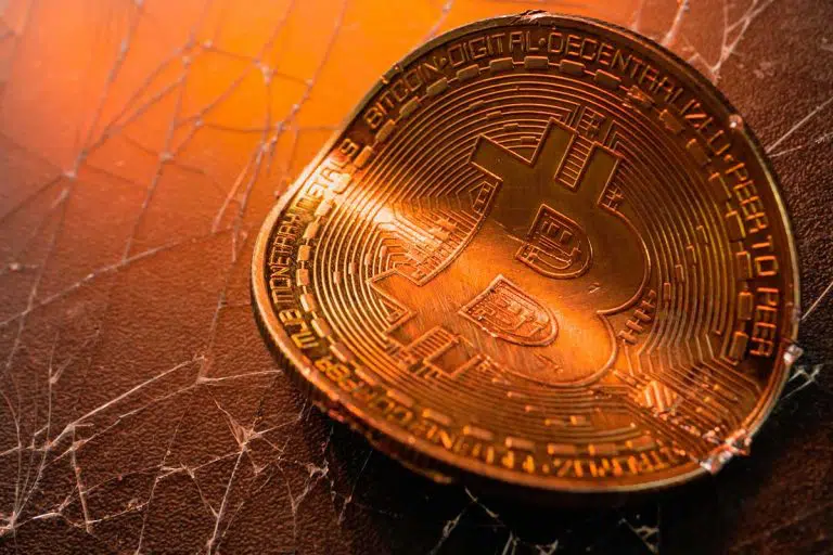 Bitcoin cai 5% após breve alta impulsionada por lançamento de ETFs
