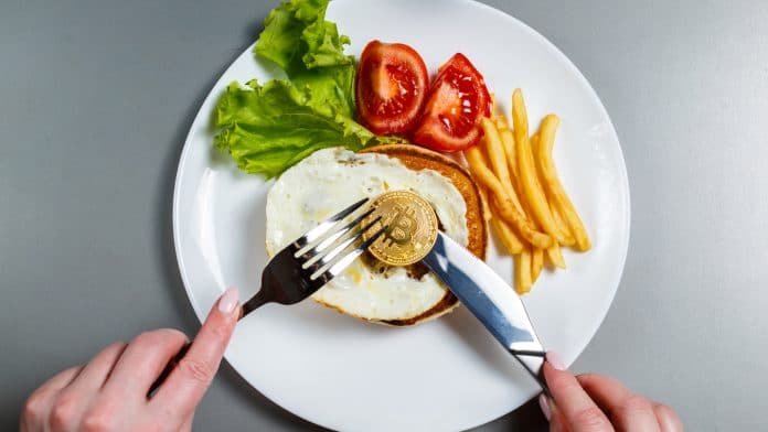 Bitcoin em prato de comida