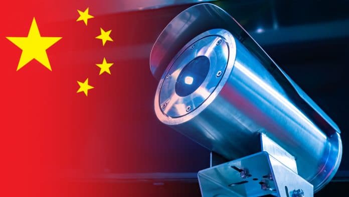 Câmera de vídeo e no fundo bandeira da China
