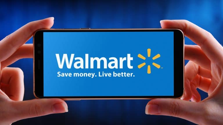 Celular com aplicativo do Walmart