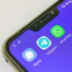 Celular com aplicativos Signal, Telegram e WhatsApp, todos para envio de mensagens, arquivos, voz e vídeos