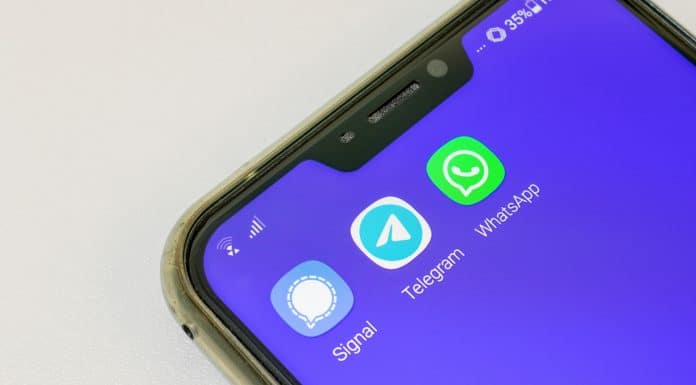Celular com aplicativos Signal, Telegram e WhatsApp, todos para envio de mensagens, arquivos, voz e vídeos