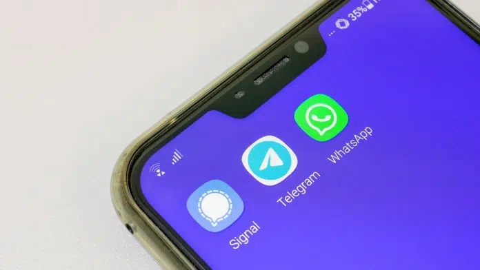 Celular com aplicativos Signal, Telegram e WhatsApp, todos para envio de mensagens, arquivos, voz e vídeos