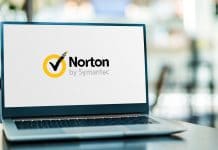 Computador portátil exibindo o logotipo do Norton Antivírus