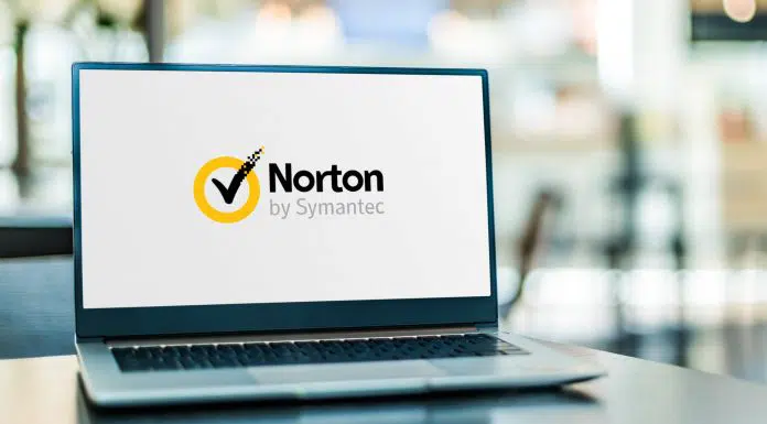 Computador portátil exibindo o logotipo do Norton Antivírus