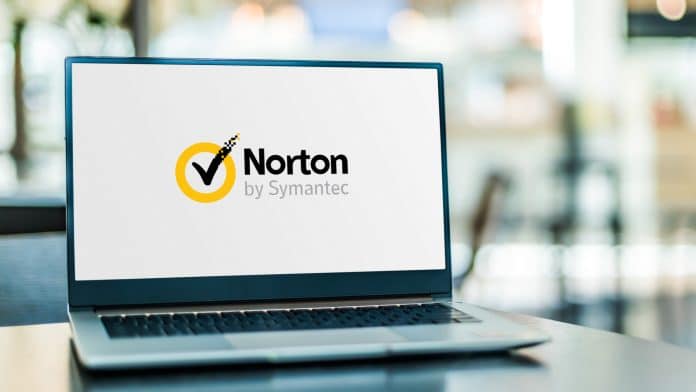 Computador portátil exibindo o logotipo do Norton Antivírus