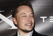 Elon Musk piscando