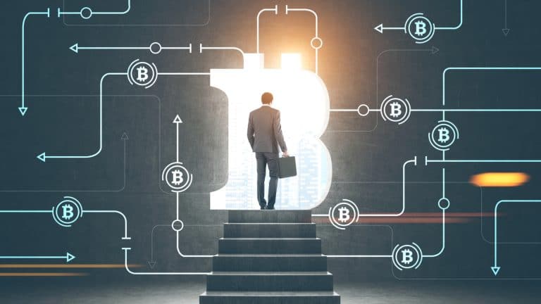 Empresário com uma mala entrando em uma abertura em forma de bitcoin na parede