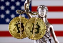 Estátua da Justiça segundo Bitcoins na balança e bandeira dos Estados Unidos ao fundo