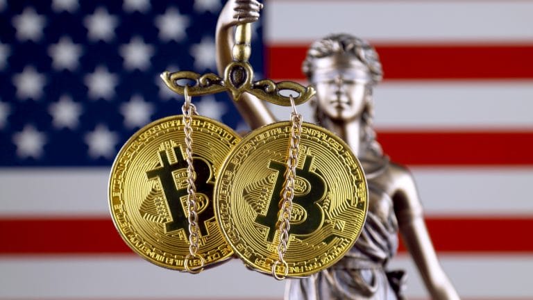 Estátua da Justiça segundo Bitcoins na balança e bandeira dos Estados Unidos ao fundo