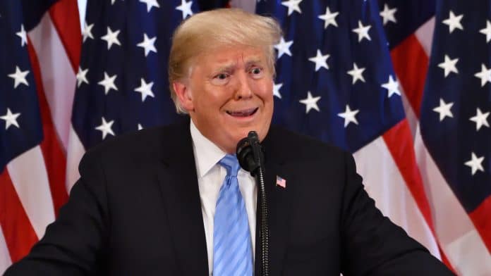 Ex-presidente Donald Trump gesticulando