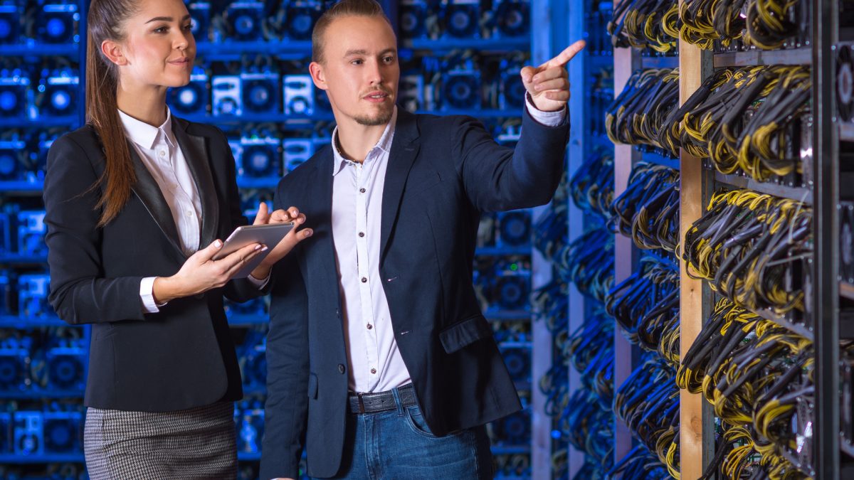 Fazenda de mineração de Bitcoin sendo mostrada por minerador