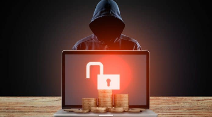 Hacker aguardando para roubar criptomoedas