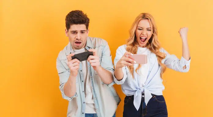 Homem e mulher jogando em seus smartphones