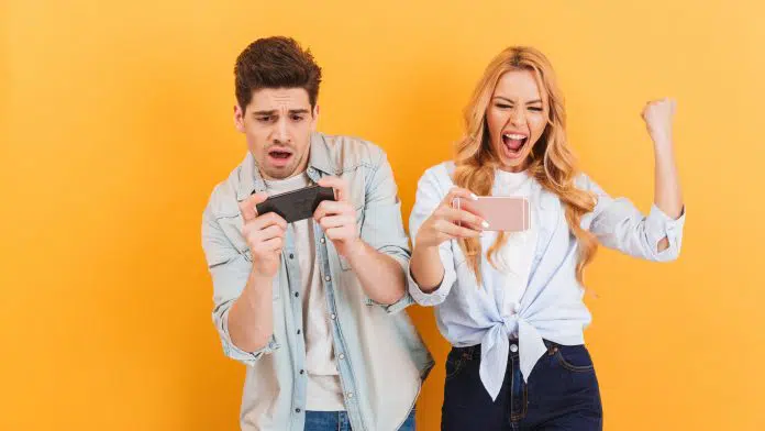 Homem e mulher jogando em seus smartphones