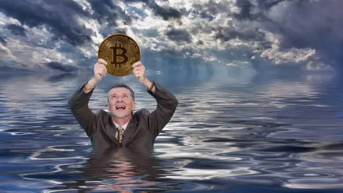 Homem mergulhando feliz após encontrar Bitcoin perdido