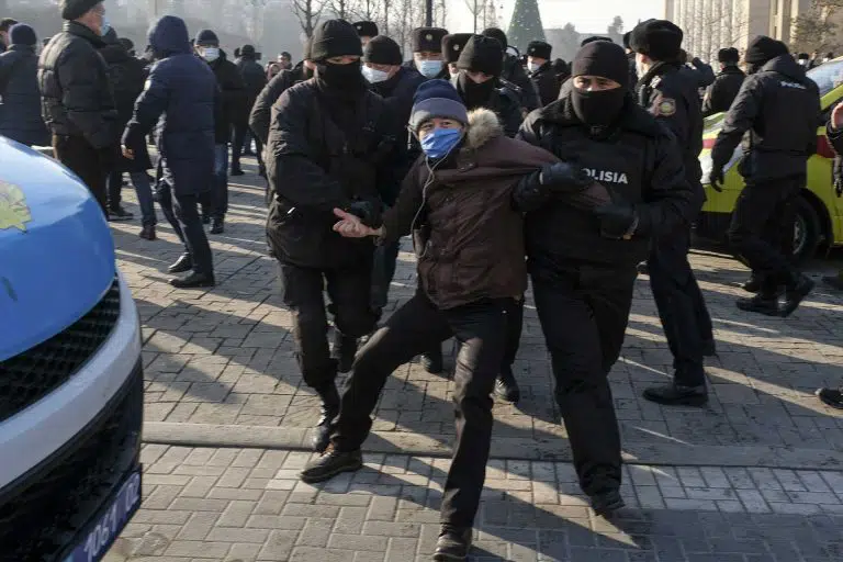 Manifestante sendo preso no Cazaquistão
