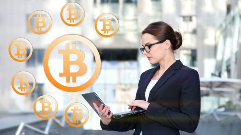 Mulher de negócios trabalhando no laptop com Bitcoin