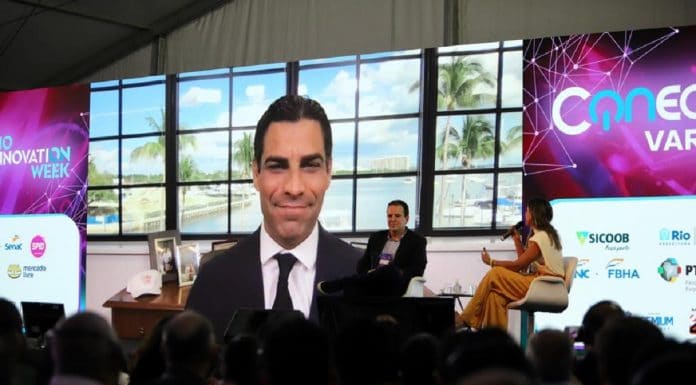 Prefeito do Rio de Janeiro, Eduardo Paes, e de Miami, Francis Suarez, em evento no Brasil