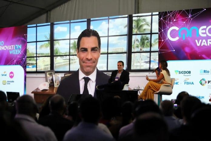 Prefeito do Rio de Janeiro, Eduardo Paes, e de Miami, Francis Suarez, em evento no Brasil