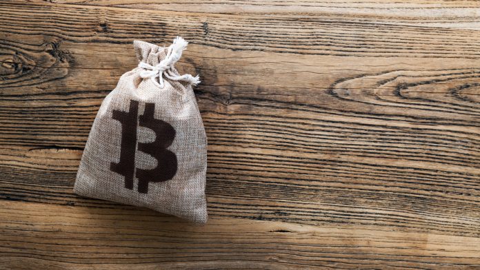 Saco de dinheiro com símbolo do Bitcoin