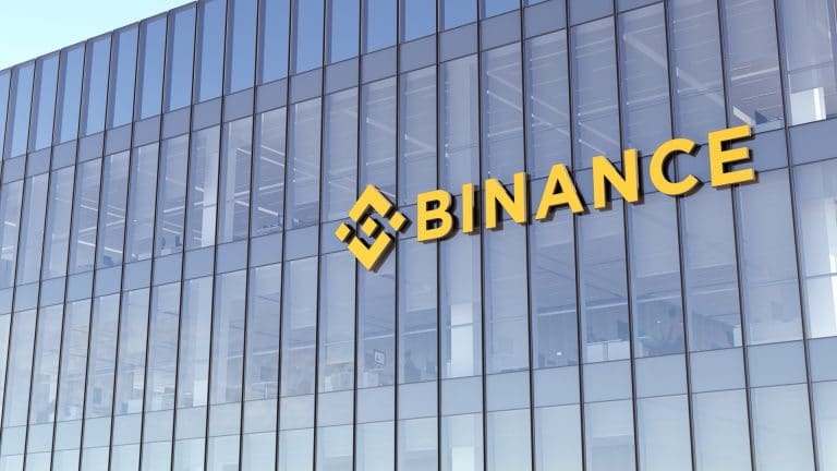 Símbolo da Binance em edifício, corretora de Bitcoins