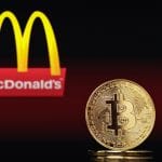 Símbolo do Bitcoin próximo do McDonalds