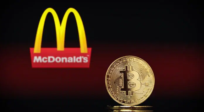 Símbolo do Bitcoin próximo do McDonalds
