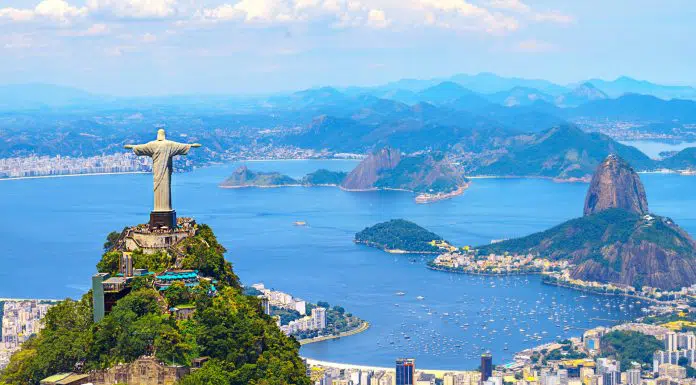 Vista aérea do Rio de Janeiro com Cristo Redentor e Montanha do Corcovado