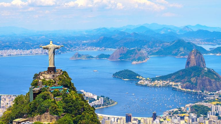 Vista aérea do Rio de Janeiro com Cristo Redentor e Montanha do Corcovado