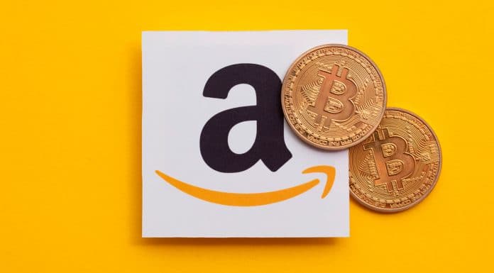 Logo da Amazon e criptomoeda física de Bitcoin