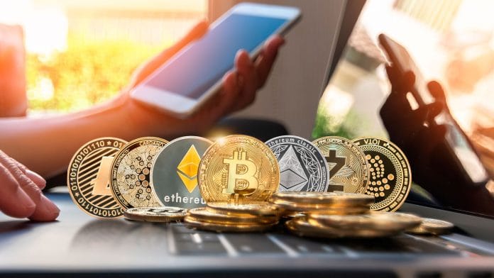 Moedas físicas de Bitcoin e altcoins