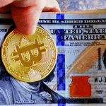 Nota de dólar e moeda de Bitcoin (BTC)
