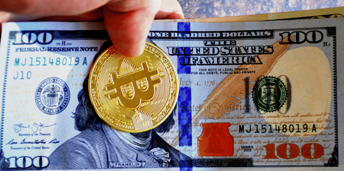 Nota de dólar e moeda de Bitcoin (BTC)