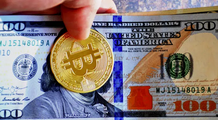 Nota de dólar e moeda de Bitcoin (BTC)