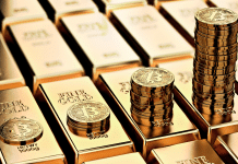 Pilhas de Bitcoin e barras de ouro