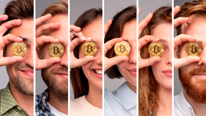 Pessoas segurando criptomoeda bitcoin