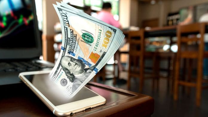 Notas de dólar sendo transformadas em moeda digital