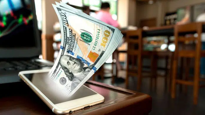 Notas de dólar sendo transformadas em moeda digital