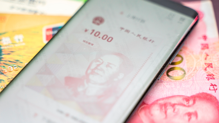 Celular e moeda da China
