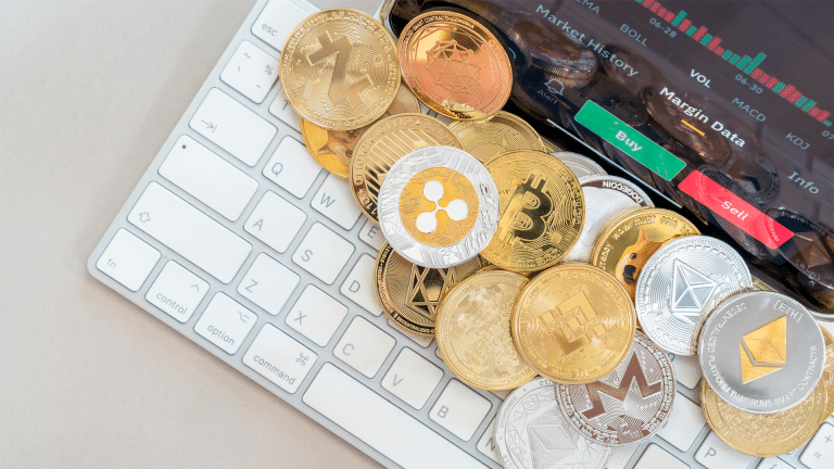 Várias criptomoedas em cima de computador