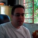 Daniel Fraga comendo maça